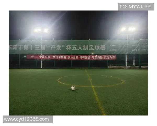 压轴足球明星闪亮登场 引爆全场气氛 点燃球迷激情瞬间