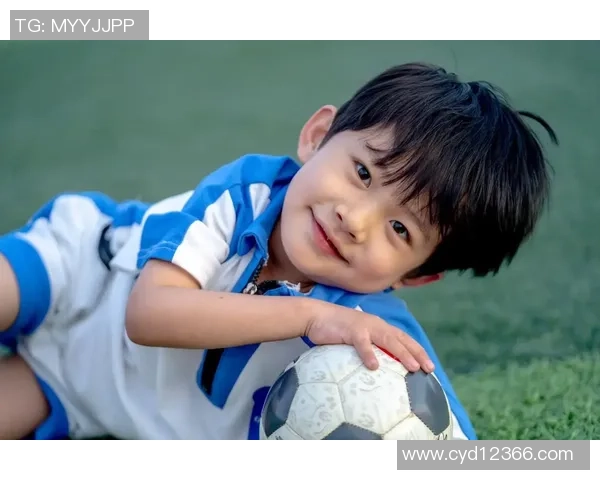 足球巨星与小男孩亲密互动瞬间展现温暖人性之美