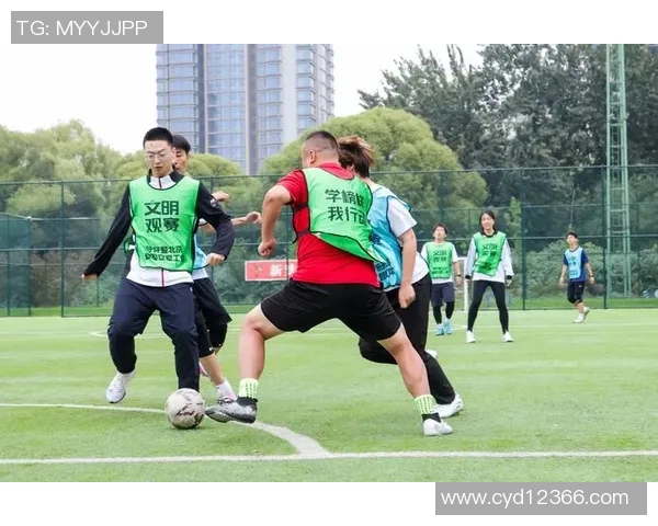 足球球星训练服潮流搭配图解读彰显运动时尚与场上竞技魅力